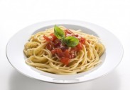 9066401-spaghetti-con-salsa-di-pomodoro-e-basilico-close-up1