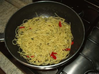 Aglio_olio_peperoncino_2