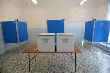 Allestimento dei seggi elettorali in una scuola a Pontedera (Pisa), 23 maggio 2014. ANSA/STRINGER